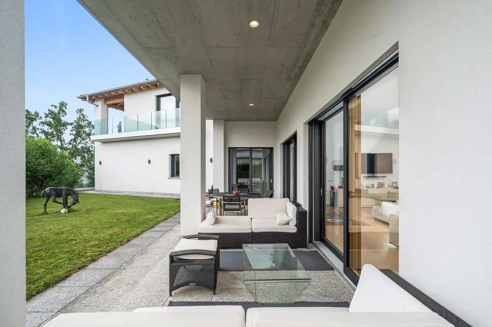 PRESTIGIOSA VILLA CON PISCINA NEI PRESSI DELLA TASIS
