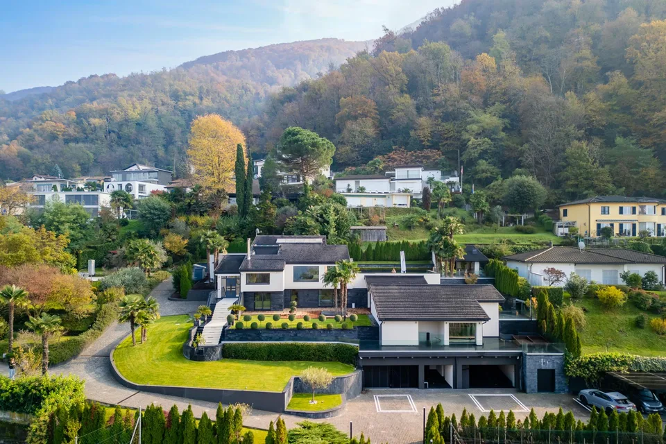 PRESTIGIOSA PROPRIETA VISTA LAGO CON CON PISCINA E DARSENA PRIVATA