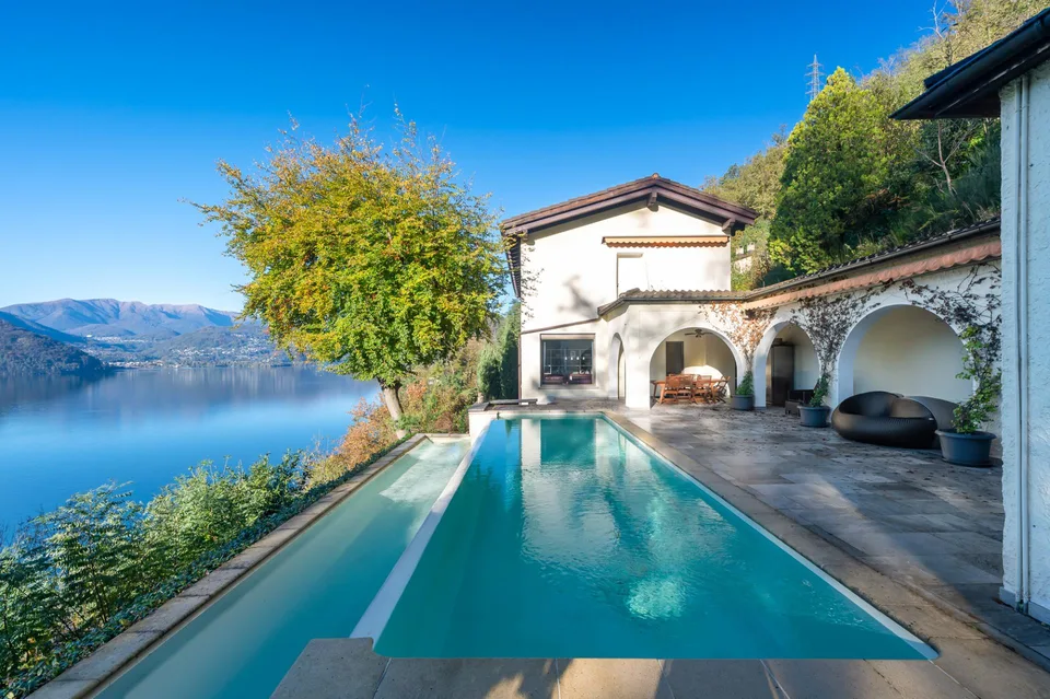 ELEGANTE VILLA VISTA LAGO CON PISCINA