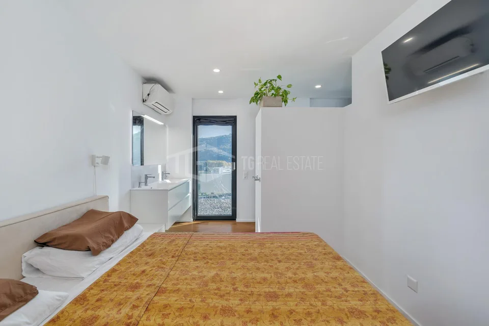 MODERNA VILLA CON VISTA PANORAMICA E CON APPARTAMENTO INDIPENDENTE