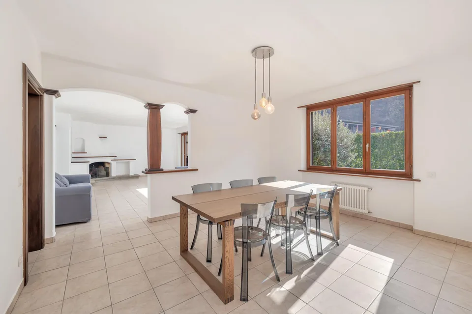 VILLA IN STILE MEDITERRANEO A DUE PASSI DAL LAGO E DAL PARCO DI FIGINO