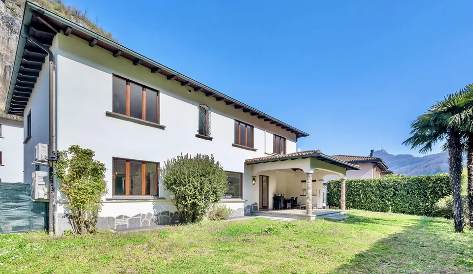 VILLA IN STILE MEDITERRANEO A DUE PASSI DAL LAGO E DAL PARCO DI FIGINO