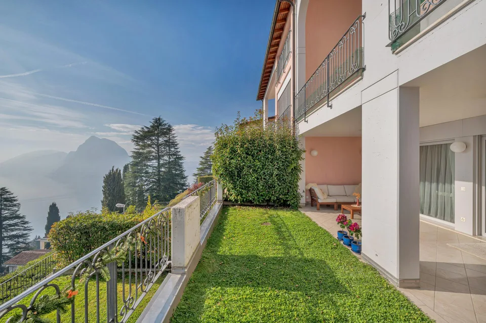 ELEGANTE DUPLEX CON LA VISTA MOZZAFIATO SUL LAGO.