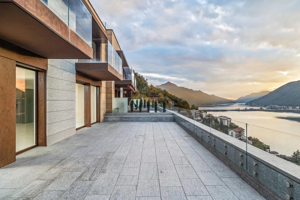Elegante Residenza con Vista sul Lago di Lugano