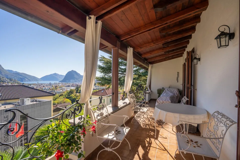 VILLA BIFAMILIARE MEDITERRANEA IN CONTESTO RESIDENZIALE CON VISTA LAGO