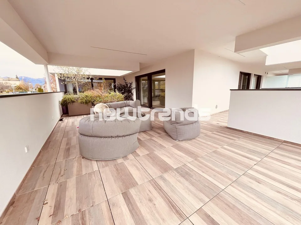 Montagnola Arasio : appartement attique 4,5 pièces avec terrasse et vue dégagée.