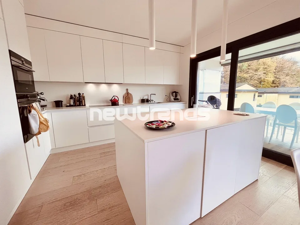 Montagnola Arasio : appartement attique 4,5 pièces avec terrasse et vue dégagée.