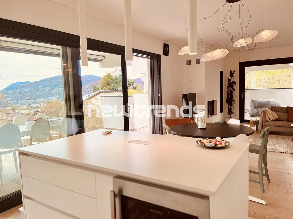 Montagnola Arasio : appartement attique 4,5 pièces avec terrasse et vue dégagée.