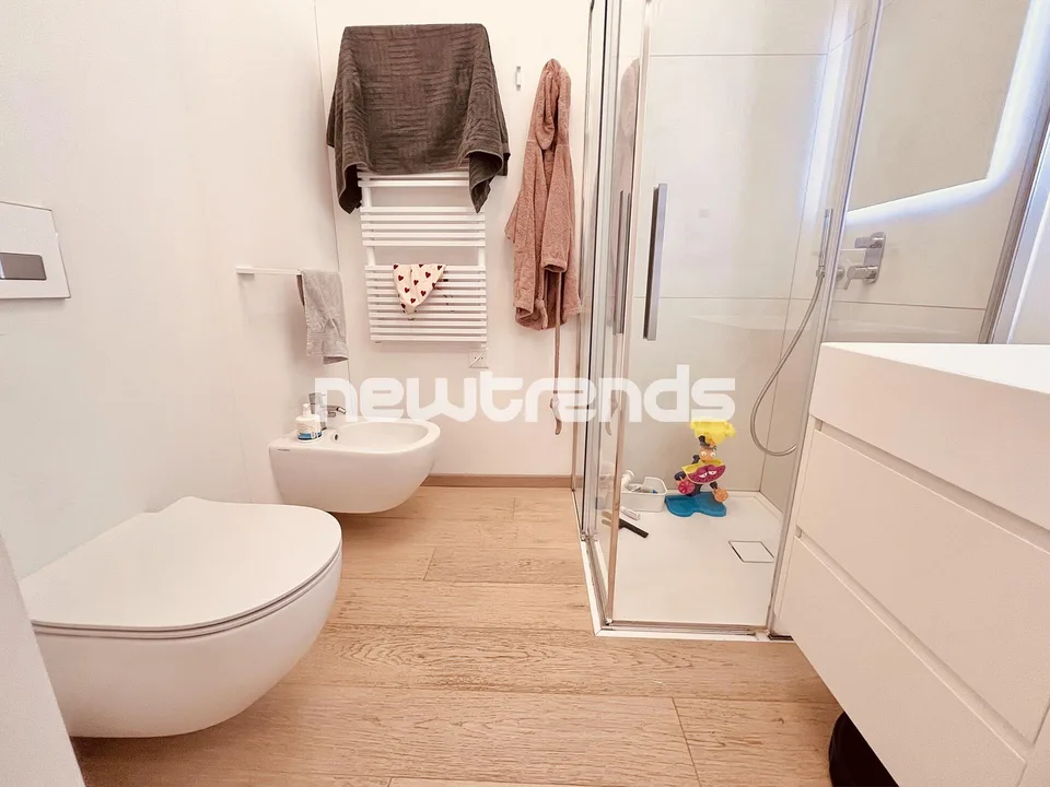 Montagnola Arasio : appartement attique 4,5 pièces avec terrasse et vue dégagée.