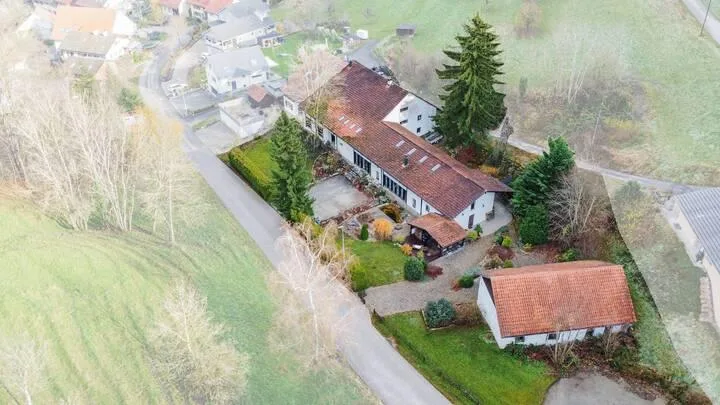 CHARMANT UND VIELFÄLTIG - GENERATIONENHAUS MIT PFERDESTALL
