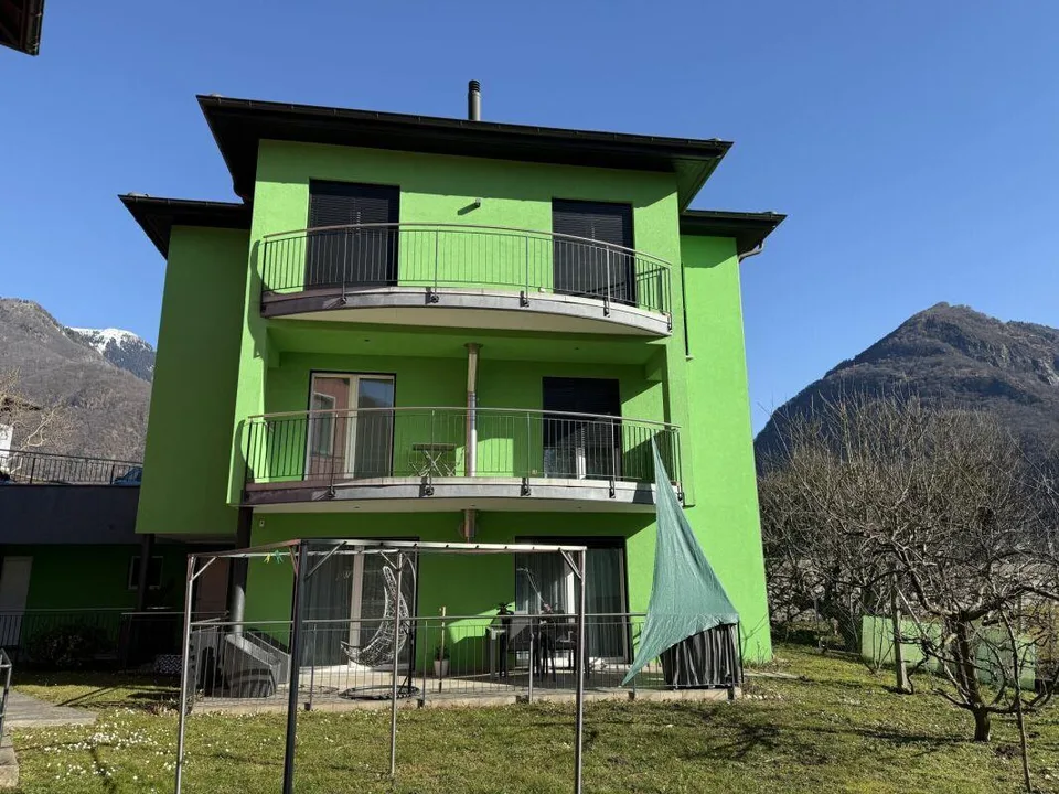 Spaziosa casa bifamiliare con giardino soleggiato - Gorduno
