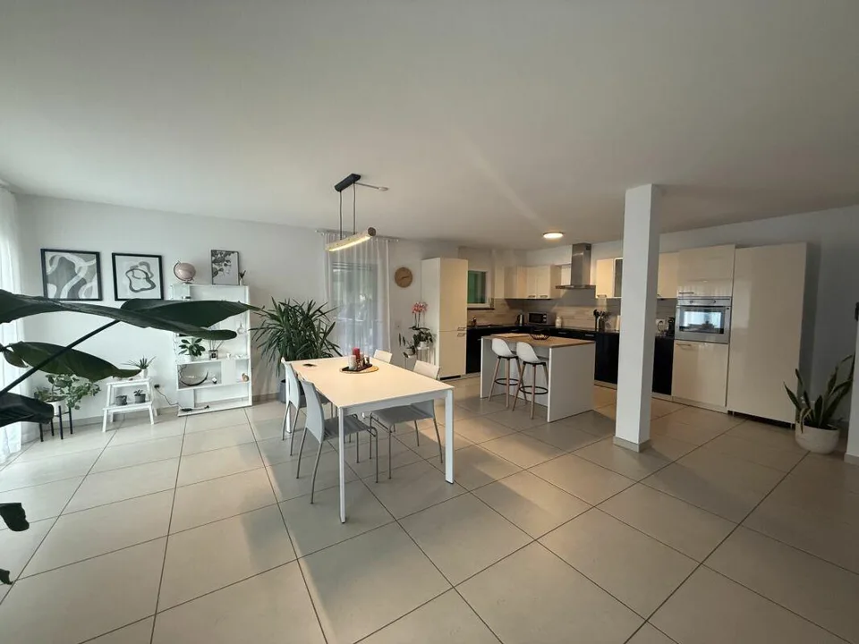 Spaziosa casa bifamiliare con giardino soleggiato - Gorduno