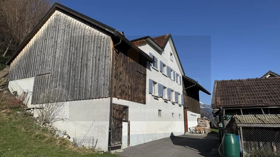 Einfamilienhaus mit Nebengebäuden und Scheune