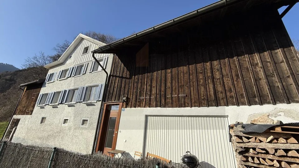Einfamilienhaus mit Nebengebäuden und Scheune