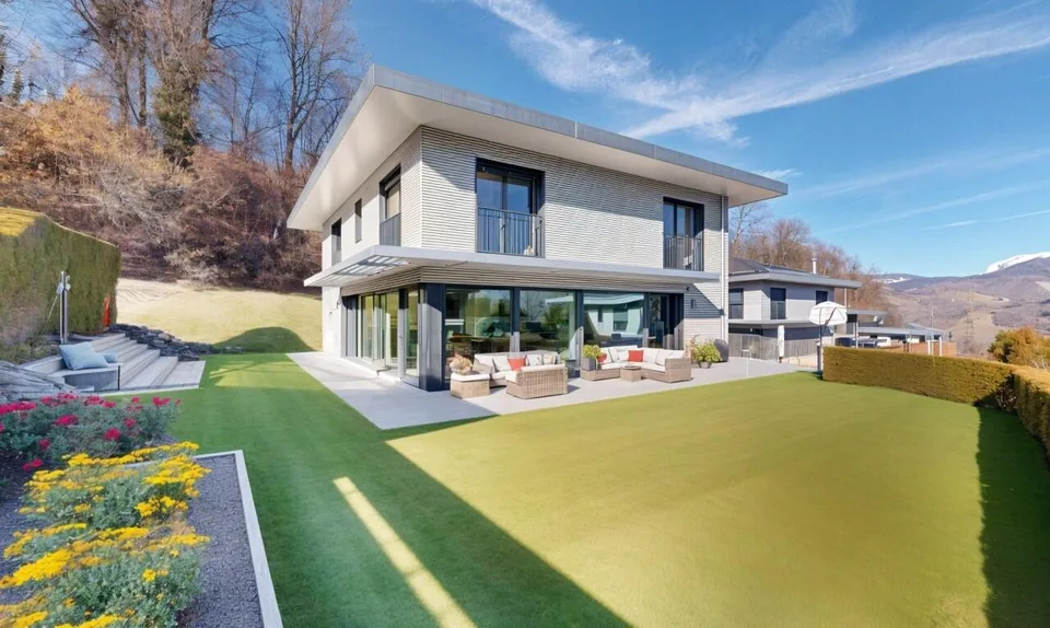Geräumiges Familienhaus mit Terrassen, Garten und großzügigen Volumen