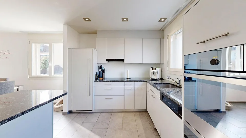 6.5-Zimmer-Reiheneckhaus im Baurecht mit Einstellhallenplatz