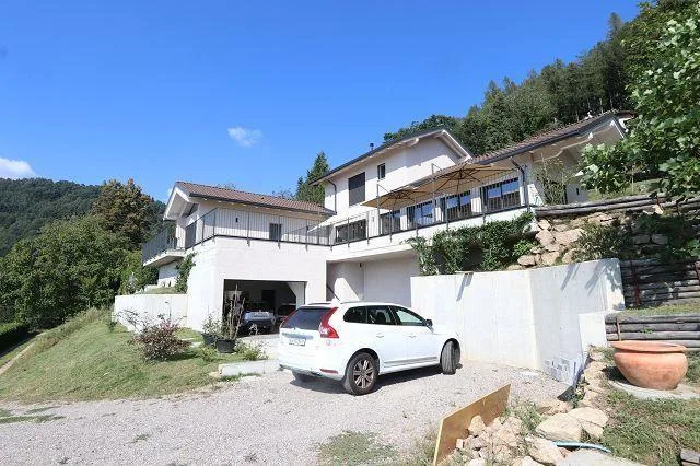 5 1/2-Villa an sehr ruhiger, sonniger Aussichtslage / villa di 5 1/...