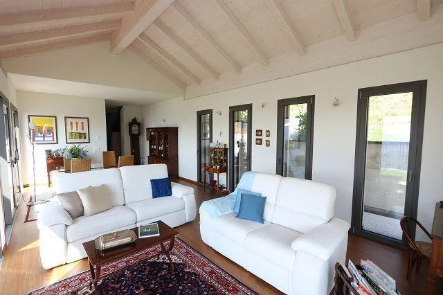 5 1/2-Villa an sehr ruhiger, sonniger Aussichtslage / villa di 5 1/...