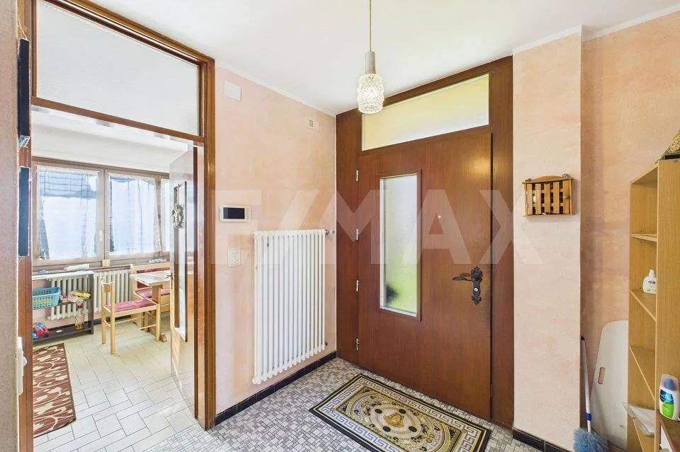 Casa unifamiliare con appartamento indipendente e ampio giardino