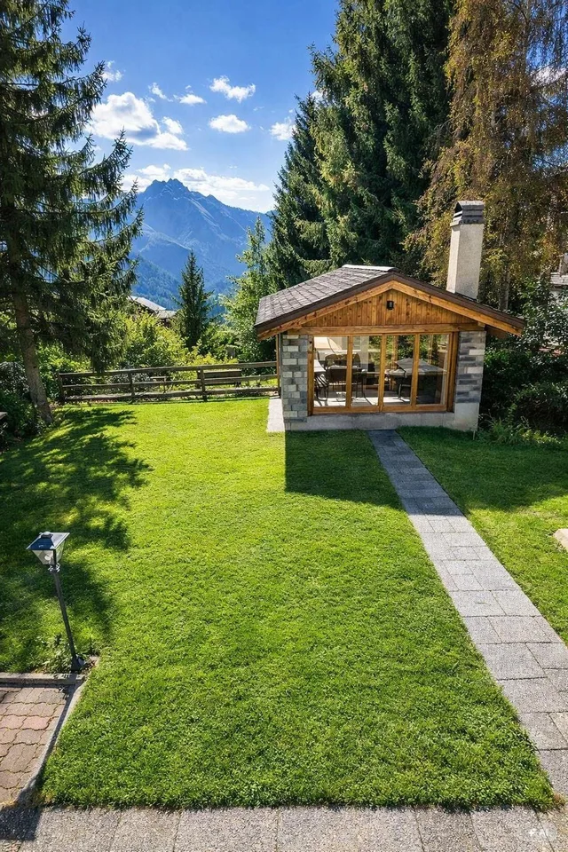 ENSEMBLE IMMOBILIER AVEC TERRAIN CONSTRUCTIBLE EN STATION