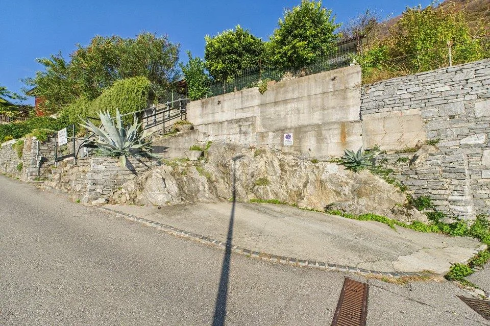 Casa bifamiliare in collina con bella vista e ampio spazio esterno