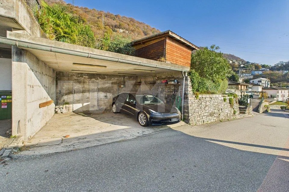 Casa bifamiliare in collina con bella vista e ampio spazio esterno