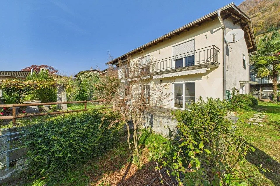 Casa bifamiliare in collina con bella vista e ampio spazio esterno
