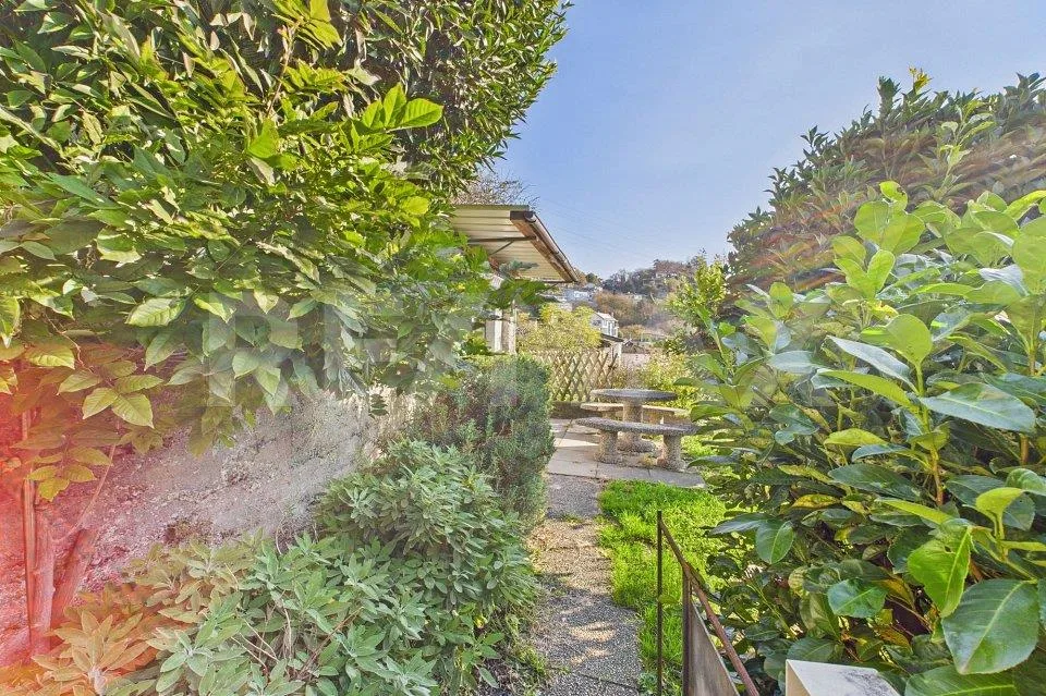 Casa bifamiliare in collina con bella vista e ampio spazio esterno