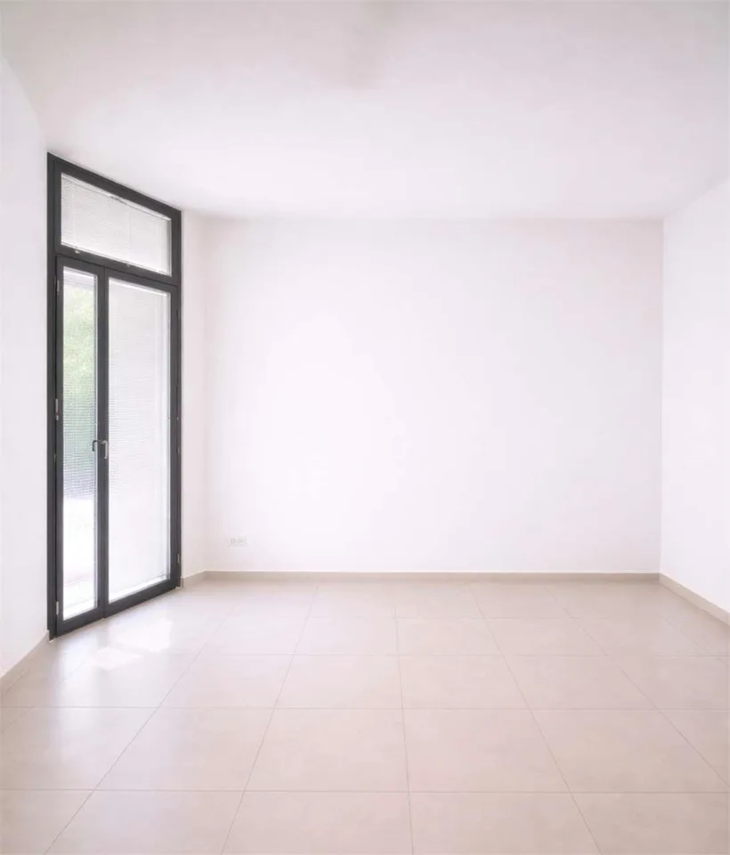 Spazio commerciale con giardino privato visibilità prestigio e funzion