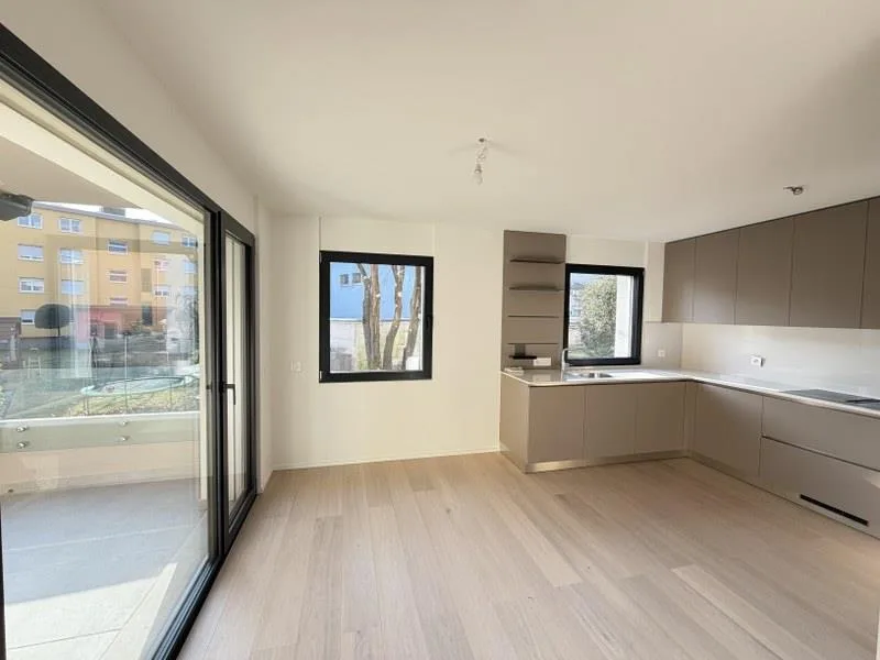 APPARTAMENTO 4.5 LOCALI CON GIARDINO AD USO ESCLUSIVO IN ELEGANTE P...