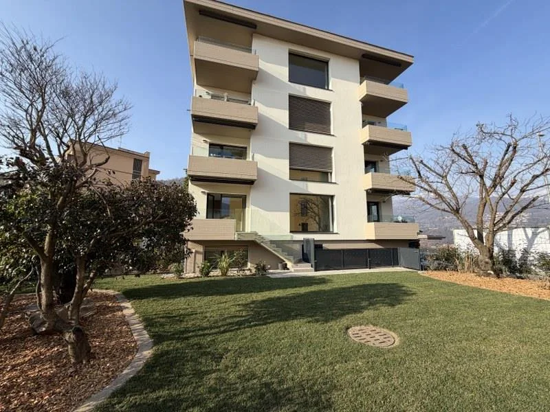 APPARTAMENTO 4.5 LOCALI CON GIARDINO AD USO ESCLUSIVO IN ELEGANTE P...
