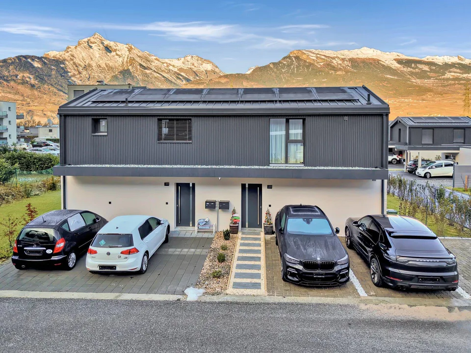 3.5-room semi-detached villa in solid wood