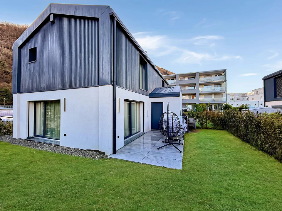 3.5-room semi-detached villa in solid wood