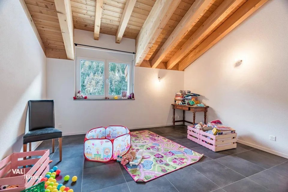grosszügiges Haus mit zwei Einheiten und Baulandparzelle – Foto 14 von 28