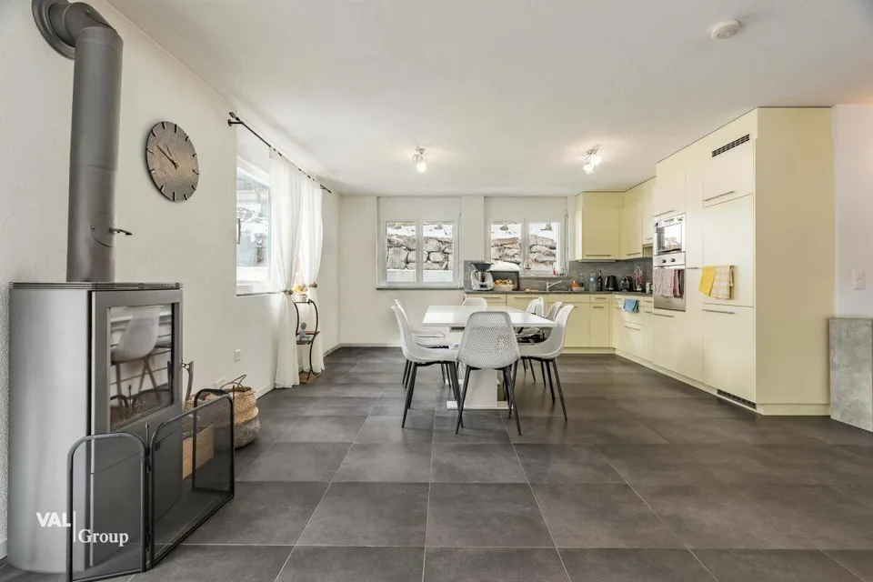 grosszügiges Haus mit zwei Einheiten und Baulandparzelle