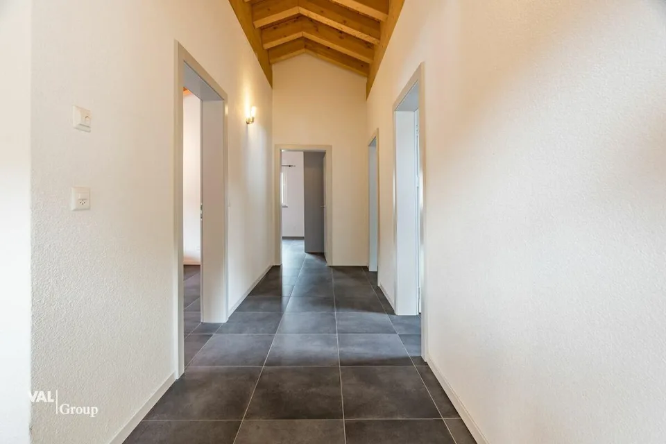 grosszügiges Haus mit zwei Einheiten und Baulandparzelle – Foto 11 von 28