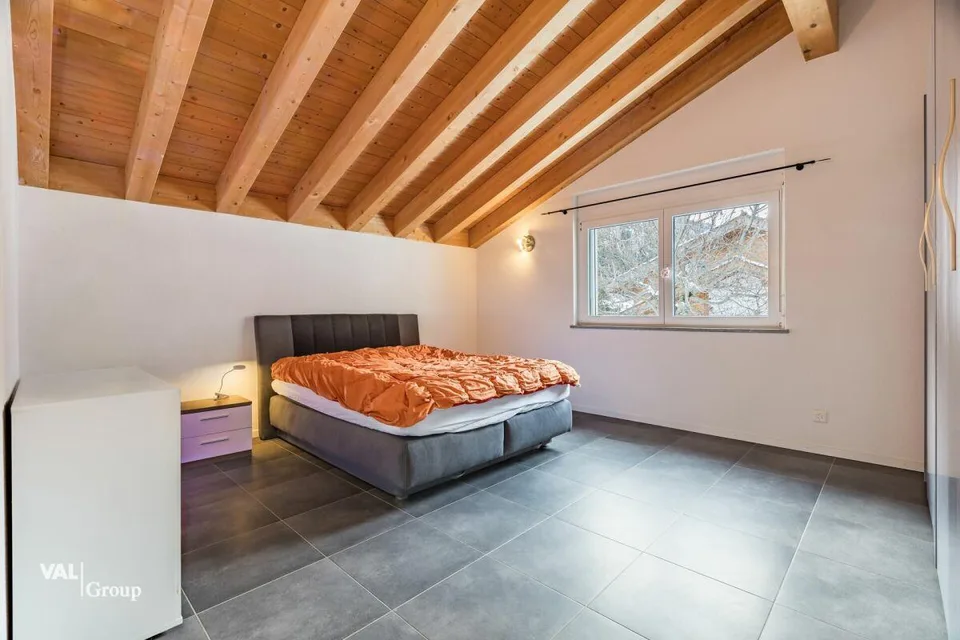 grosszügiges Haus mit zwei Einheiten und Baulandparzelle – Foto 12 von 28