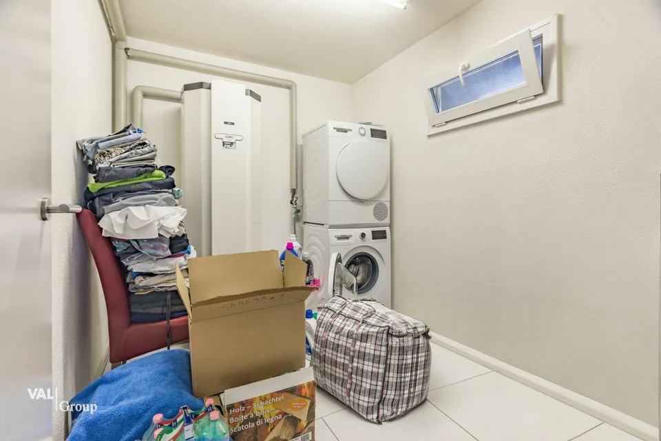 grosszügiges Haus mit zwei Einheiten und Baulandparzelle – Foto 25 von 28