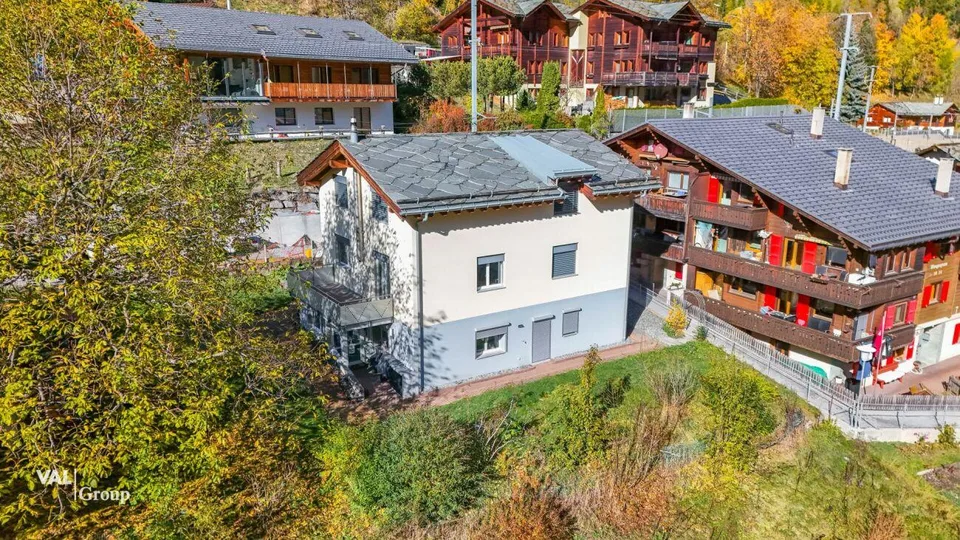 grosszügiges Haus mit zwei Einheiten und Baulandparzelle
