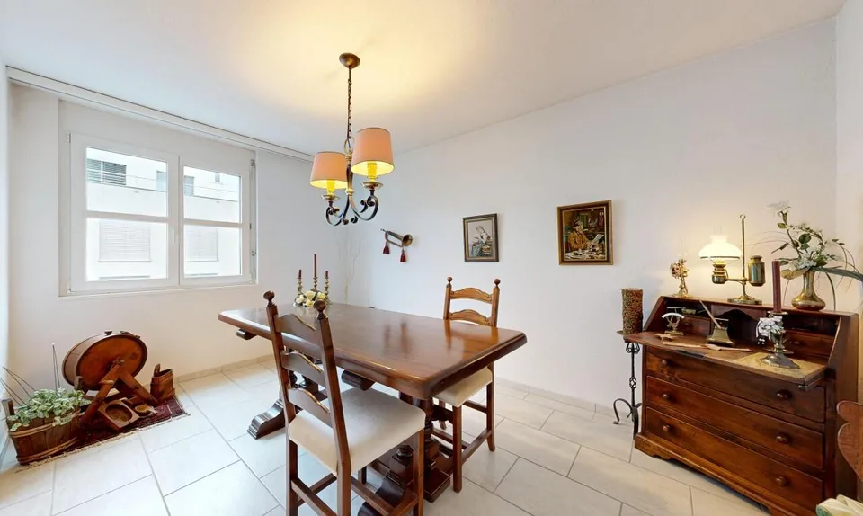 Helle Attikawohnung mit Dachterrasse, Cheminée & Charme