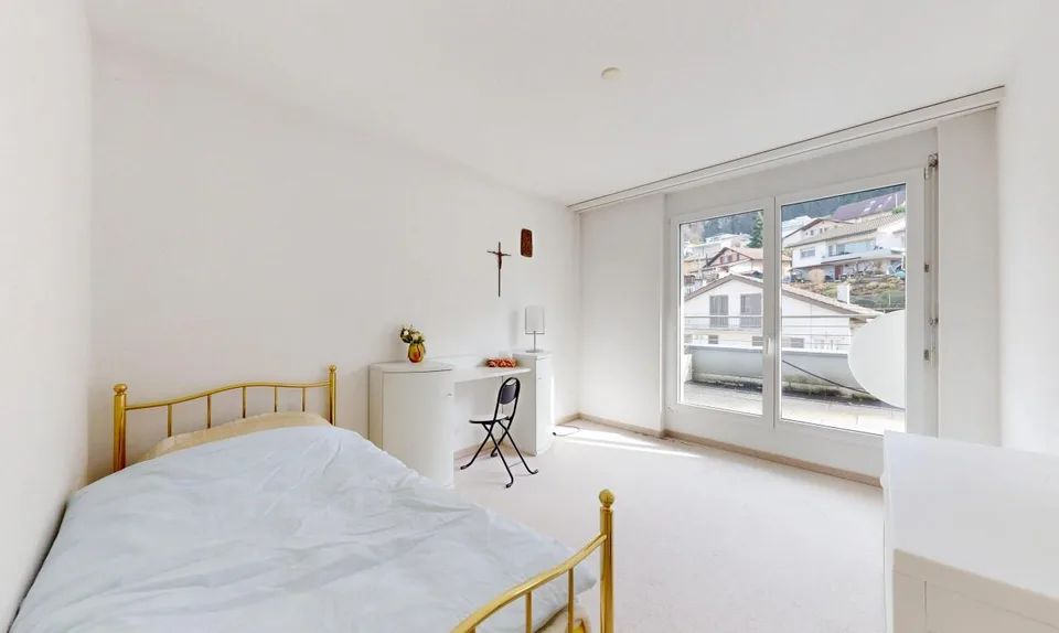 Helle Attikawohnung mit Dachterrasse, Cheminée & Charme