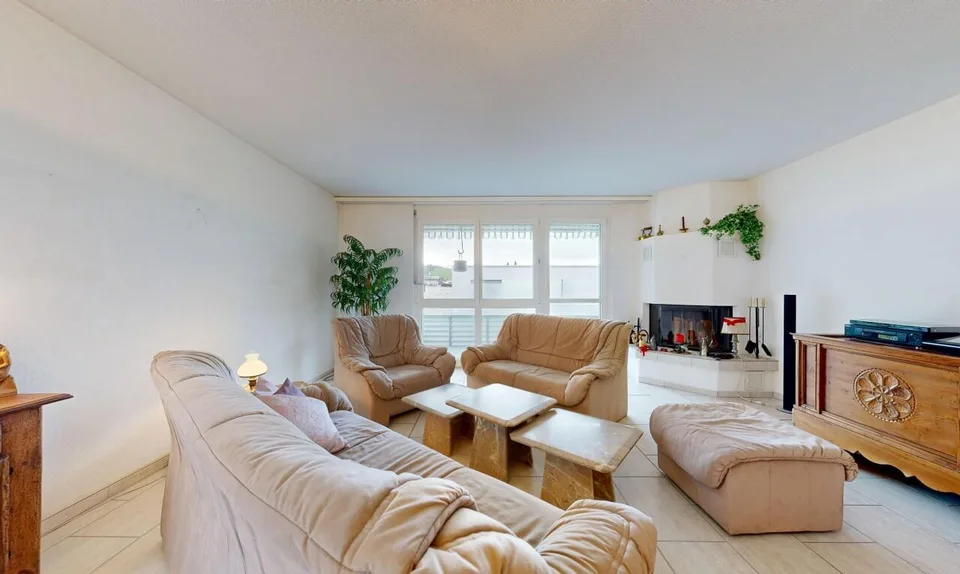 Helle Attikawohnung mit Dachterrasse, Cheminée & Charme