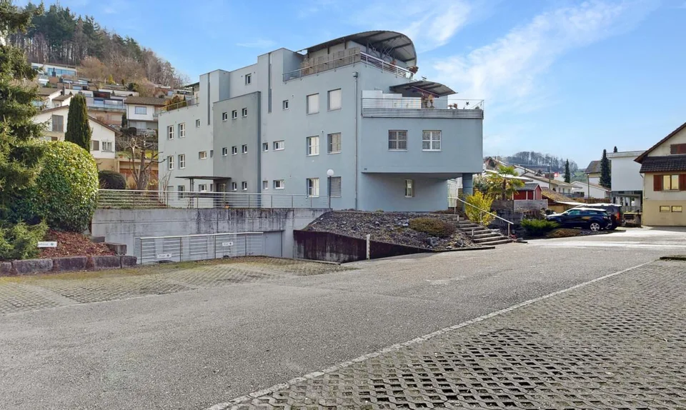 Helle Attikawohnung mit Dachterrasse, Cheminée & Charme