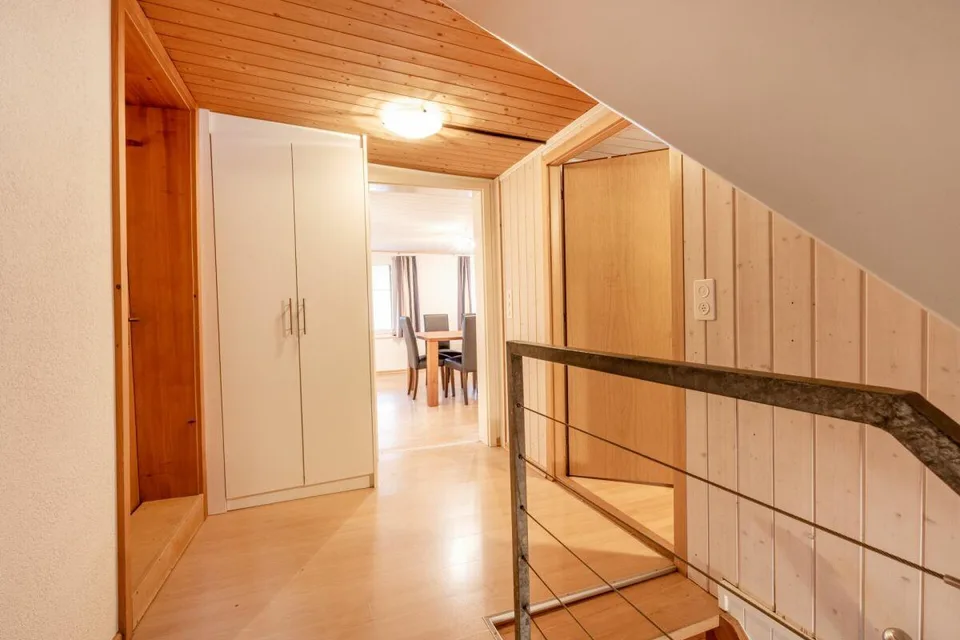 Potenzialreiches Bauernhaus mit drei Wohneinheiten und Scheune – photo 7 of 30