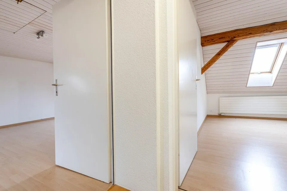 Potenzialreiches Bauernhaus mit drei Wohneinheiten und Scheune – photo 11 of 30
