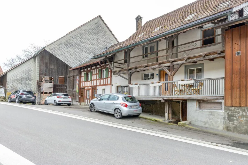 Potenzialreiches Bauernhaus mit drei Wohneinheiten und Scheune