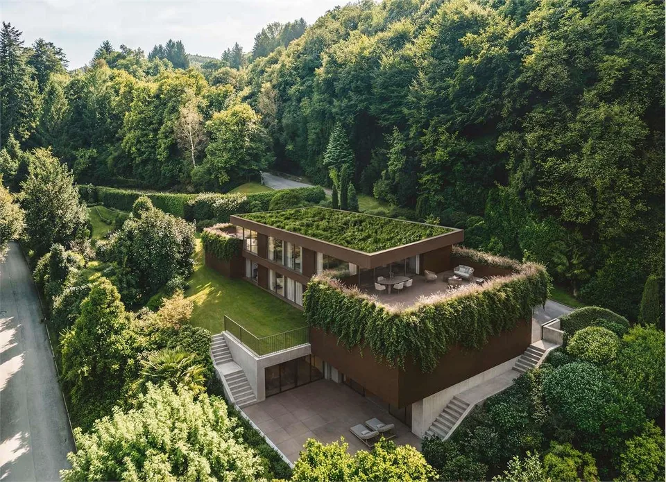 Terreno edificabile con villa esistente da ristrutturare