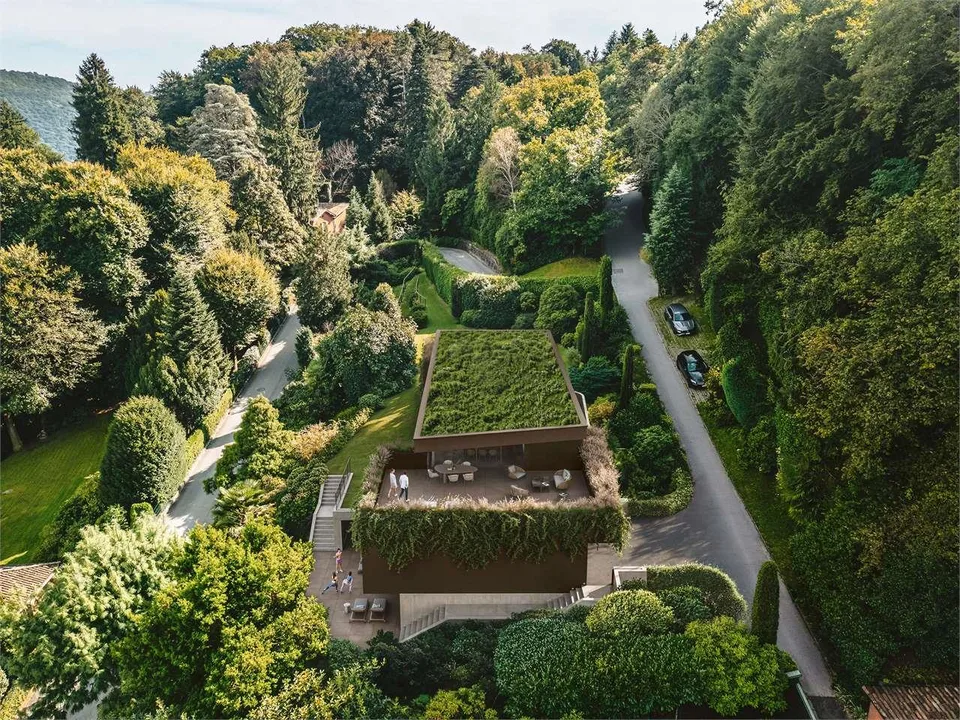 Terreno edificabile con villa esistente da ristrutturare