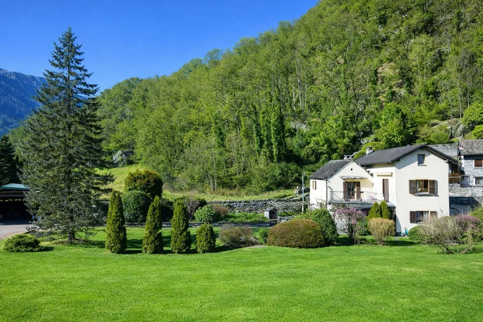 Exklusives Landhaus mit 2.500 m² Grundstück in Maggia