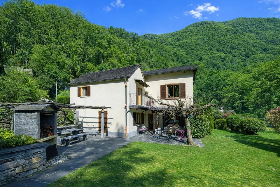 Exklusives Landhaus mit 2.500 m² Grundstück in Maggia